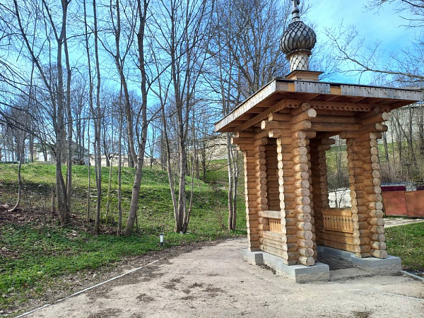 Участок со старым домом в центре Изборска у крепости.