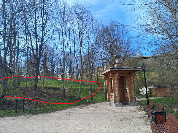 Участок со старым домом в центре Изборска у крепости.
